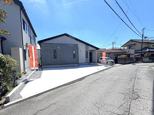 前面道路を含めた現地写真です。
