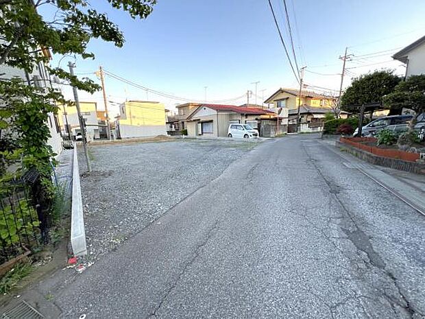 前面道路を含めた現地写真です。