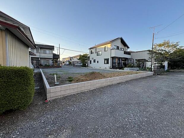 前面道路を含めた現地写真です。ぜひ周辺環境も併せてご覧ください。