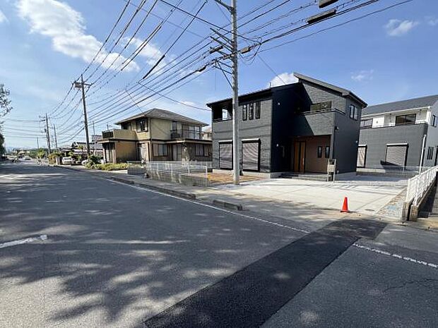 前面道路を含めた現地写真です。ぜひ周辺環境も併せてご覧ください。