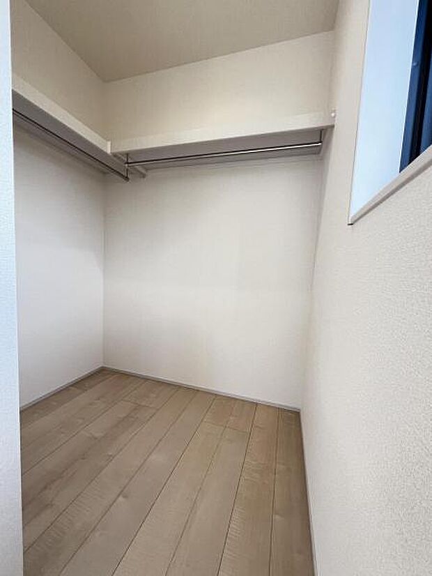 寝室にもう1つウォークインクローゼットがあり、2人で1つずつ使用可能です。