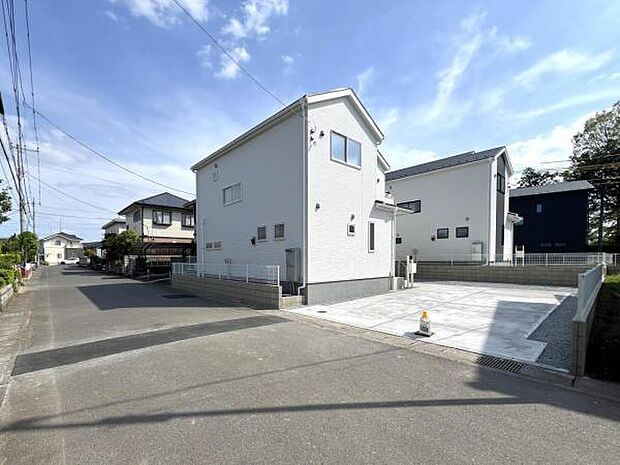 前面道路を含めた現地写真です。ぜひ周辺環境も併せてご覧ください。