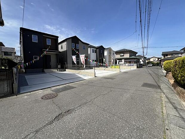 前面道路を含めた現地写真です。ぜひ周辺環境も併せてご覧ください。