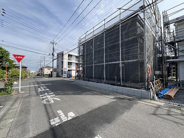 前面道路を含めた現地写真です。ぜひ周辺環境も併せてご覧ください。