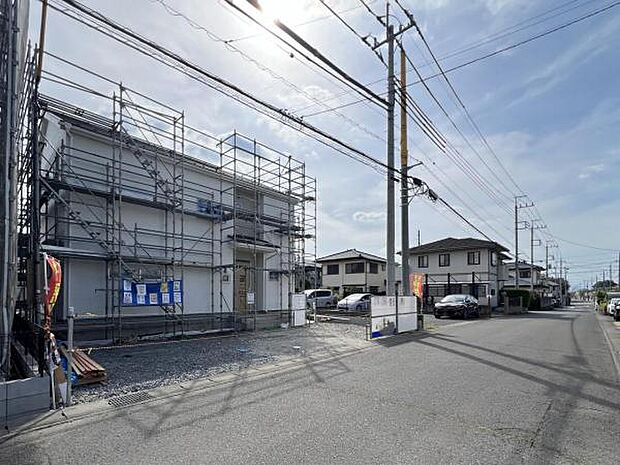 前面道路を含めた現地写真です。ぜひ周辺環境も併せてご覧ください。