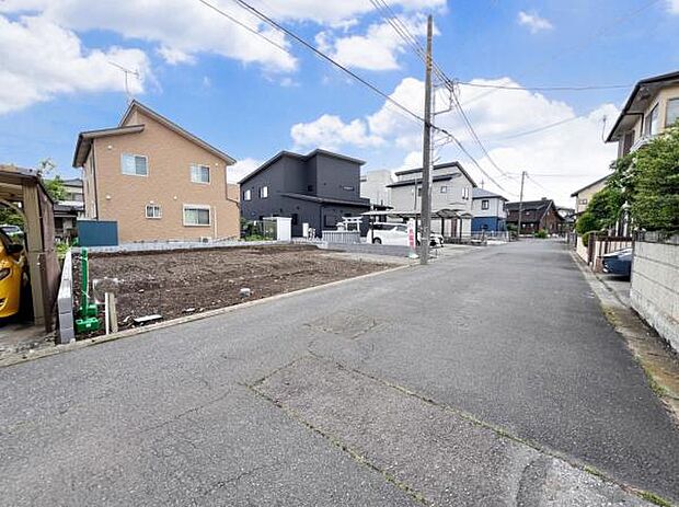 前面道路を含めた現地写真です。ぜひ周辺環境も併せてご覧ください。