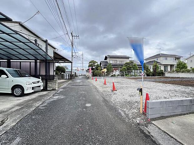 前面道路を含めた現地写真です。