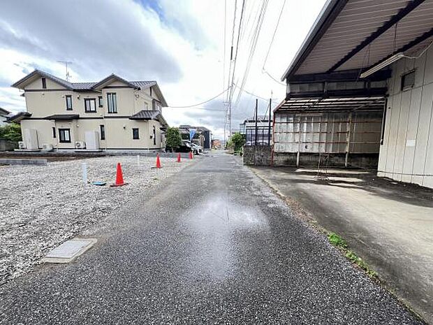 前面道路を含めた現地写真です。ぜひ周辺環境も併せてご覧ください。