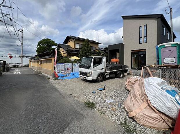前面道路を含めた現地写真です。