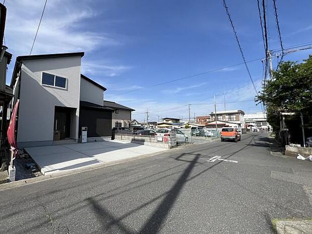 前面道路を含めた現地写真です。ぜひ周辺環境も併せてご覧ください。