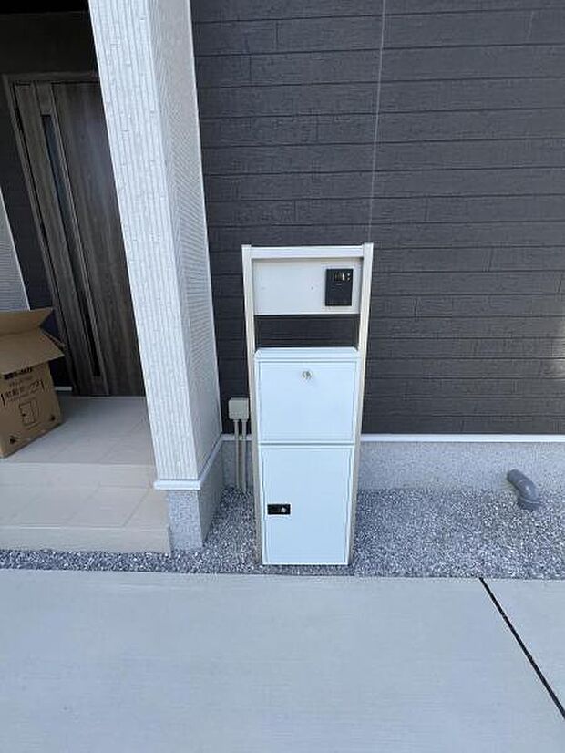 TVドアホンとポストおよび宅配BOXが付いた門柱です。不在時の荷物の受け取りがとても便利です。