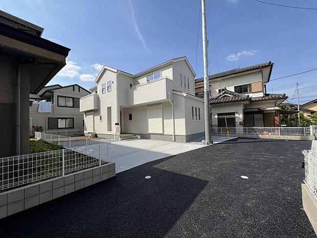 前面道路を含めた現地写真です。ぜひ周辺環境も併せてご覧ください。