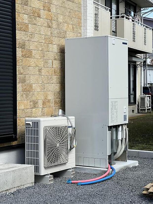 オール電化住宅です。ヒートポンプユニット型給湯器です。