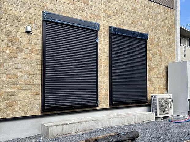 雨戸シャッター付きで、防災・防犯に心強いですね。