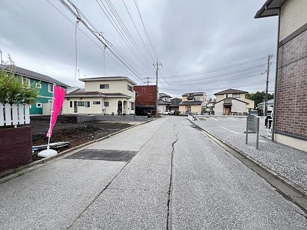 前面道路を含めた現地写真です。ぜひ周辺環境も併せてご覧ください。