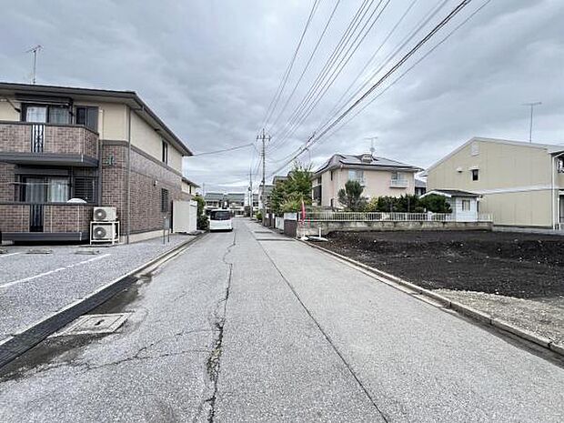 前面道路を含めた現地写真です。