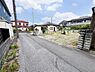 道路に接する間口が10ｍございますので、車3台並列で停められます。