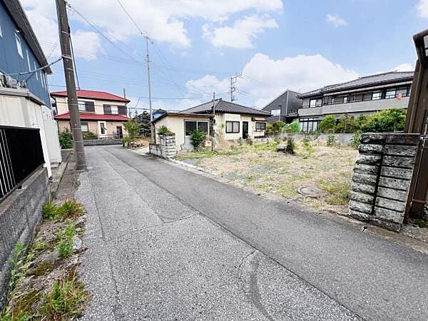道路に接する間口が10ｍございますので、車3台並列で停められます。