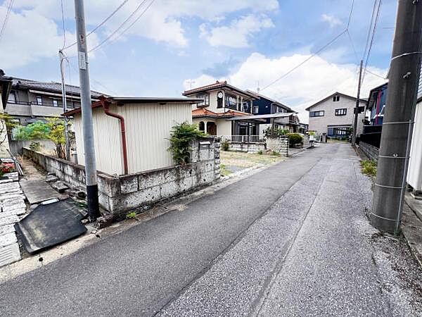 道路と土地との高低差がございません。