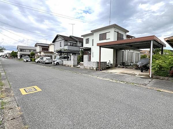 前面道路を含めた現地写真です。