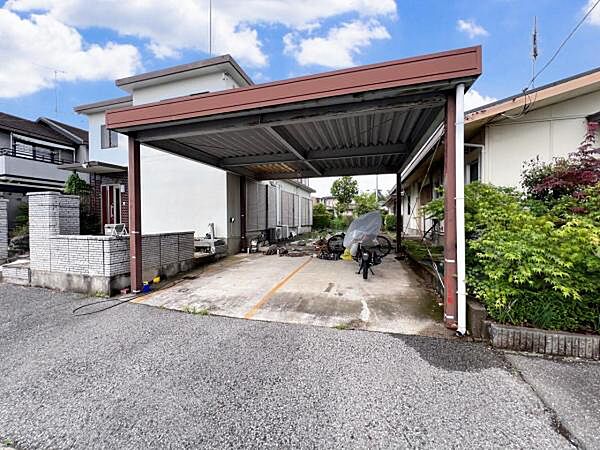 セカンドカーにも便利な並列駐車2台可能です。