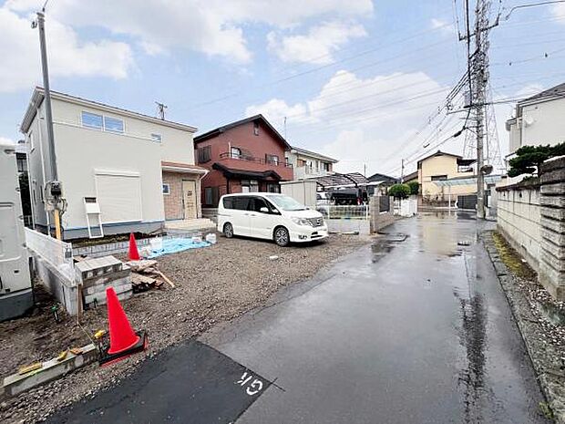前面道路を含めた現地写真です。