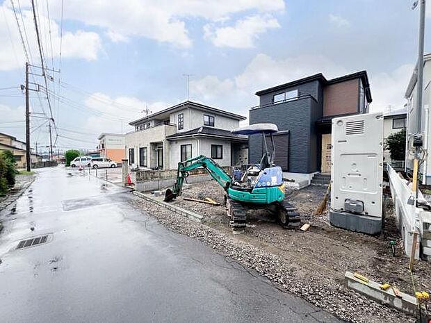 前面道路を含めた現地写真です。ぜひ周辺環境も併せてご覧ください。