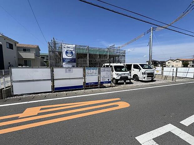 前面道路を含めた現地写真です。