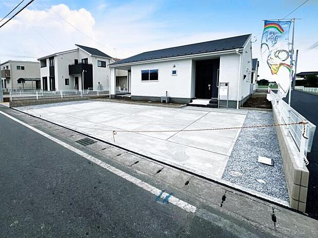 車種により3台駐車可能なので、ご家族で複数台所有する際や来客時に役立ちます。