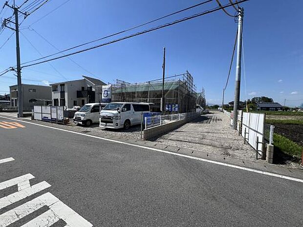 前面道路を含めた現地写真です。ぜひ周辺環境も併せてご覧ください。