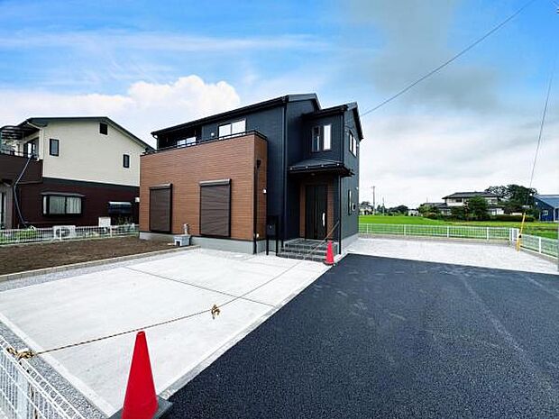 南側と東側にそれぞれ並列駐車2台可能です。合計4台可能となります。