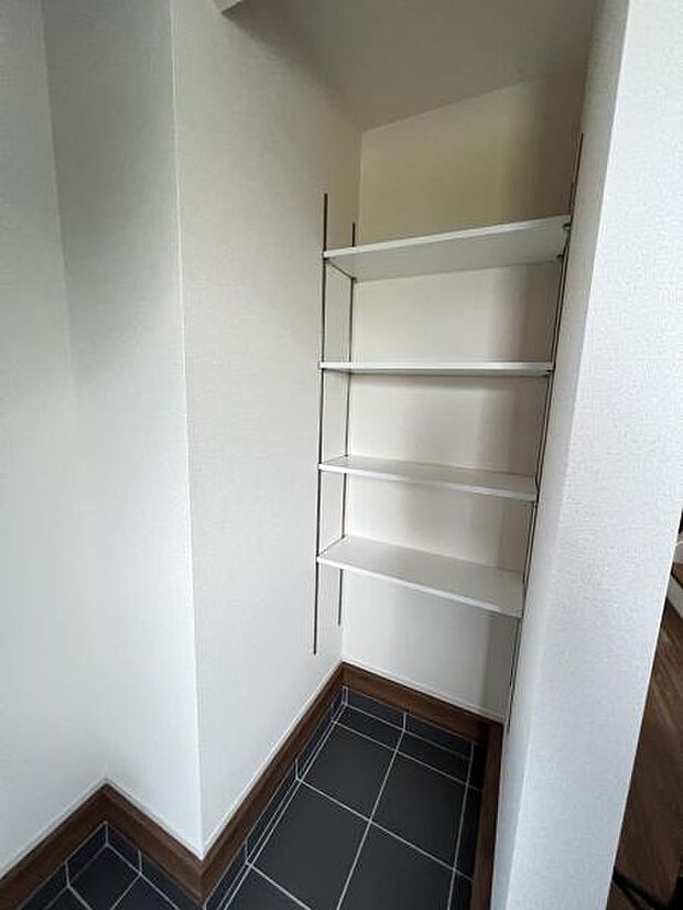 シューズクロークはご家族皆さまの靴がすっきりと片付きそうですね。