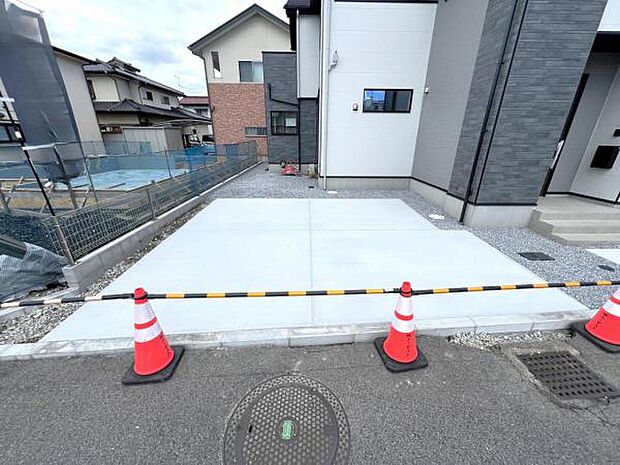 セカンドカーにも便利な並列駐車2台可能です。