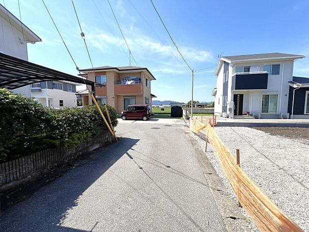 前面道路です。住宅地につき落ち着いた新生活を始められそうです。