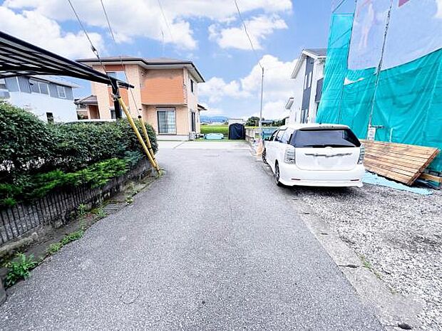 前面道路です。住宅地につき落ち着いた新生活を始められそうです。