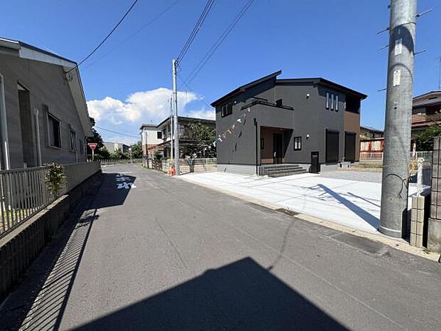 前面道路を含めた現地写真です。ぜひ周辺環境も併せてご覧ください。