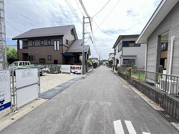 前面道路を含めた現地写真です。ぜひ周辺環境も併せてご覧ください。