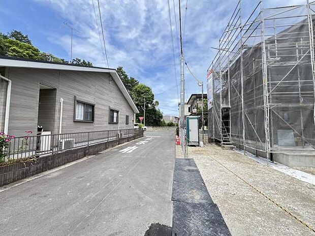 前面道路です。住宅地につき落ち着いた新生活を始められそうです。