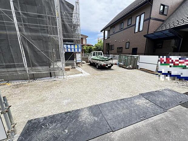 駐車場です。前面道路との高低差も少なく、スムーズに出入りできます。