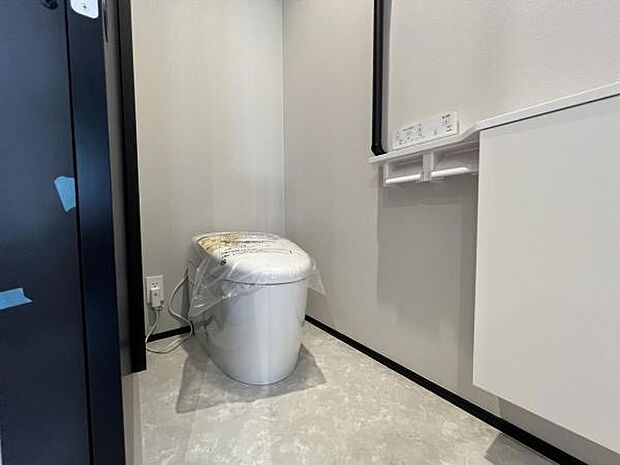 タンクレス採用のトイレなので掃除しやすくいつでも清潔。