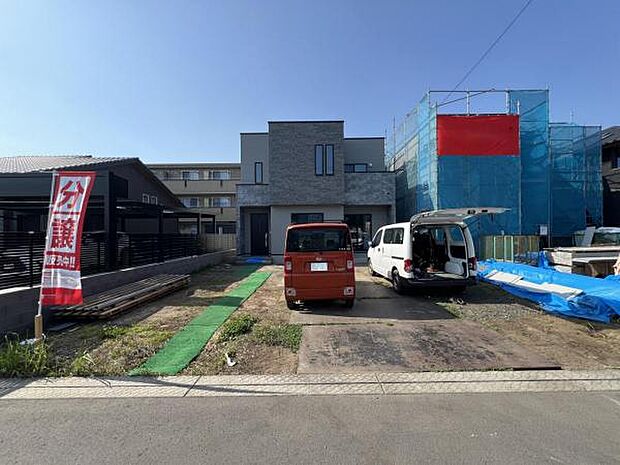 前面道路を含めた現地写真です。