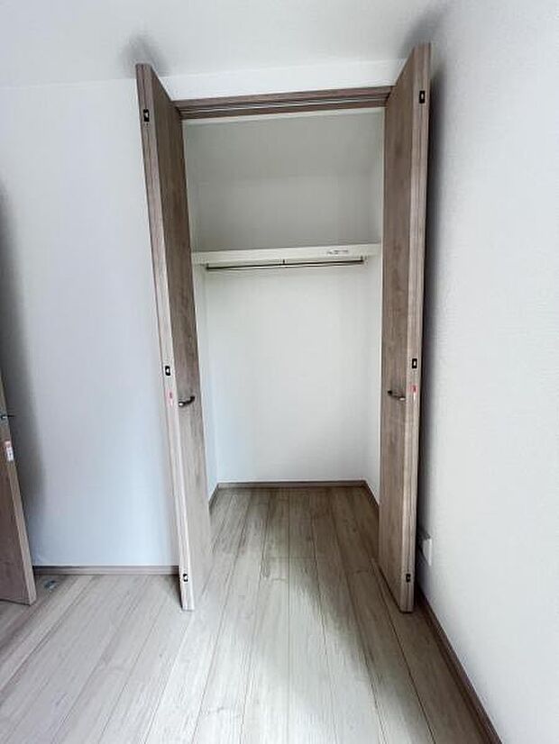 中の物を確認しやすく、取り出しやすい収納スペース。お部屋を広々とお使いいただけます。