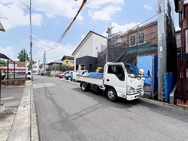 前面道路を含めた現地写真です。