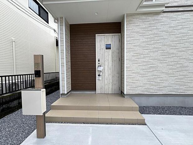雨天時の荷物搬入に便利な玄関ポーチ付きです。