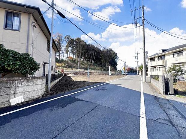 前面道路を含めた現地写真です。