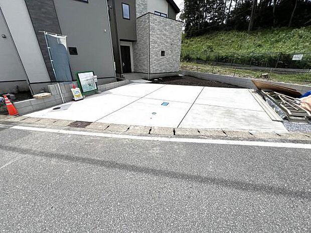 車種により3台駐車可能なので、ご家族で複数台所有する際や来客時に役立ちます。