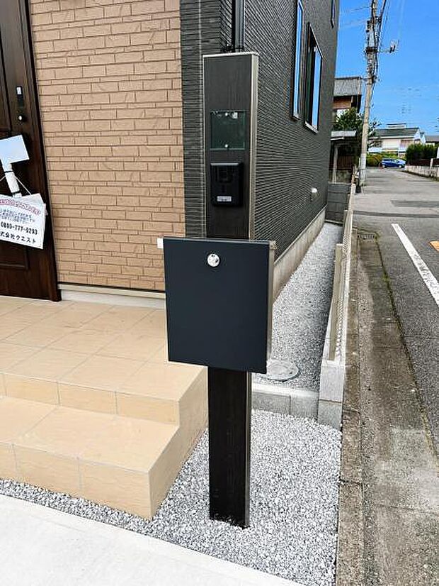 TVドアホンとポストが付いた門柱です。