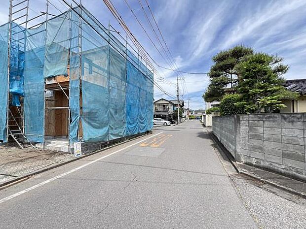 前面道路を含めた現地写真です。