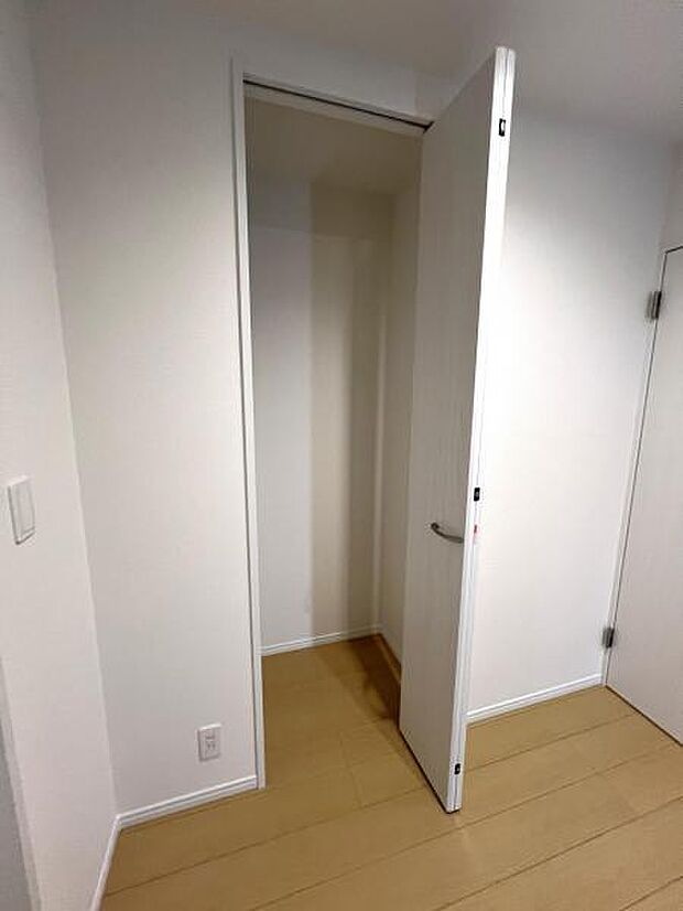 1階廊下に収納スペースを設置。