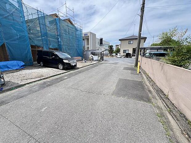 前面道路を含めた現地写真です。ぜひ周辺環境も併せてご覧ください。